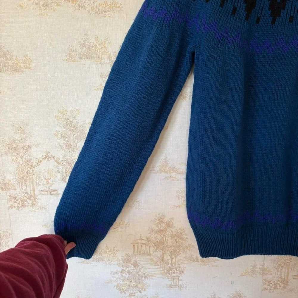 Vintage blue and black fair isle Nordic argyle wool chunky knit crewneck sweater